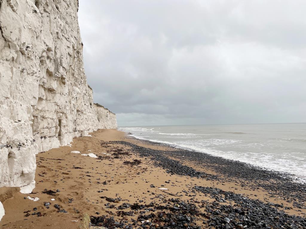 Lot: 8 - SEAFRONT FLAT ON EXCLUSIVE DEVELOPMENT - Beach accessed via estate's tunnel/staircase